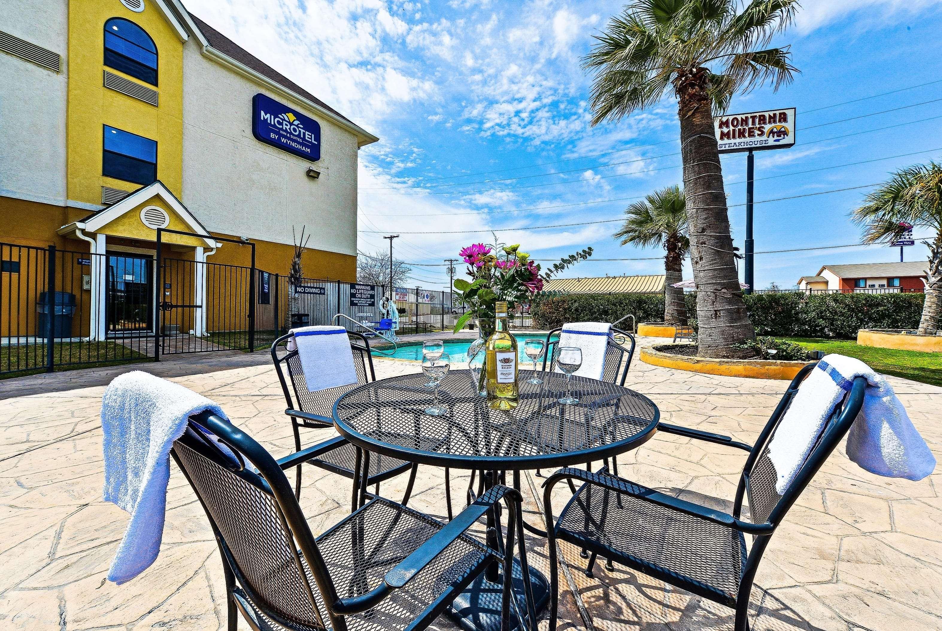 Microtel Inn & Suites By Wyndham New Braunfels I-35 Bagian luar foto