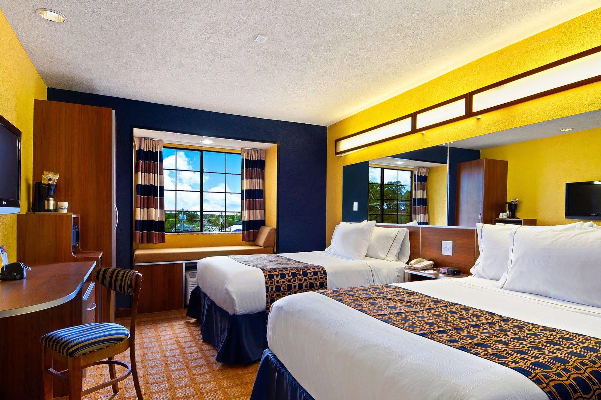 Microtel Inn & Suites By Wyndham New Braunfels I-35 Bagian luar foto