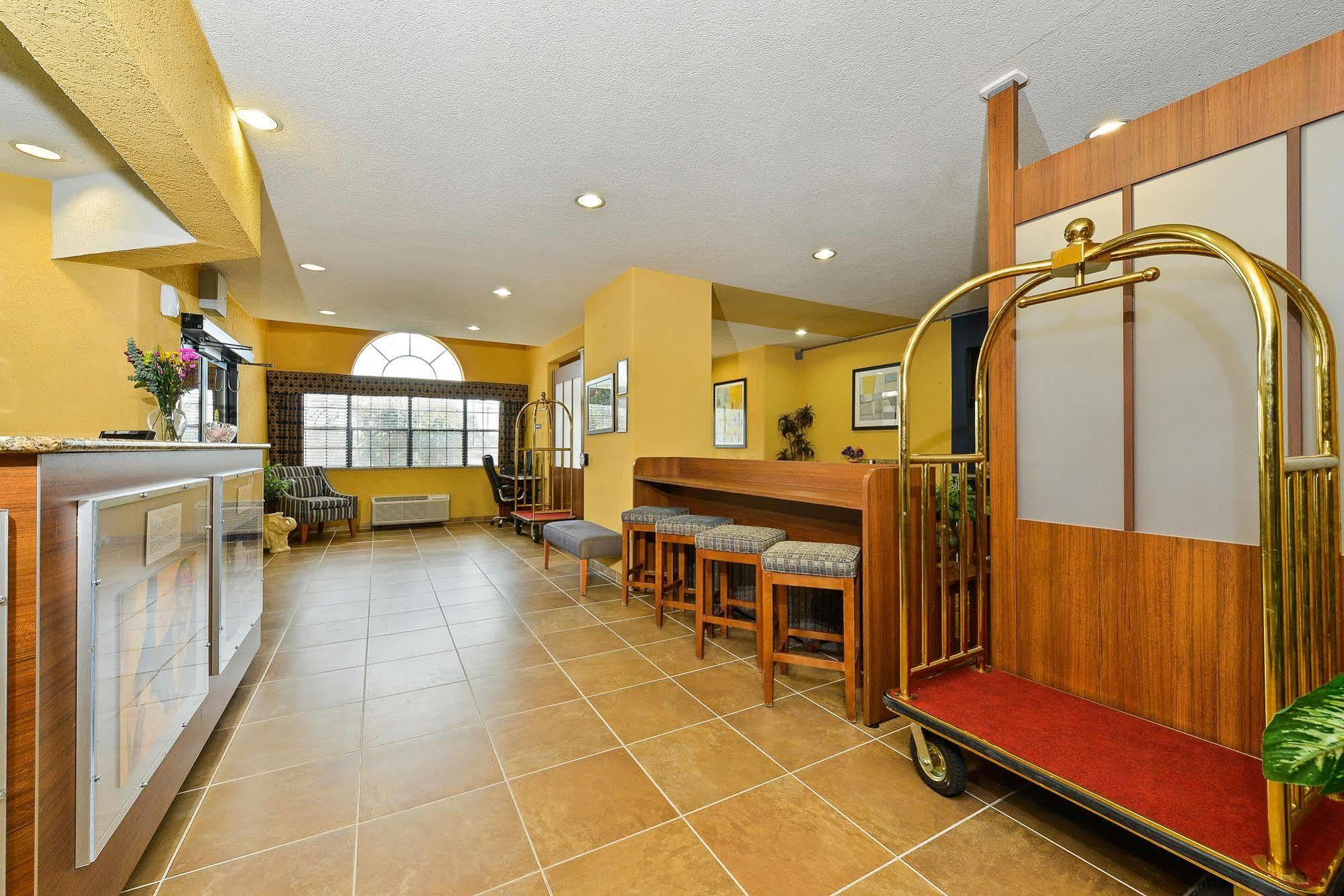 Microtel Inn & Suites By Wyndham New Braunfels I-35 Bagian luar foto